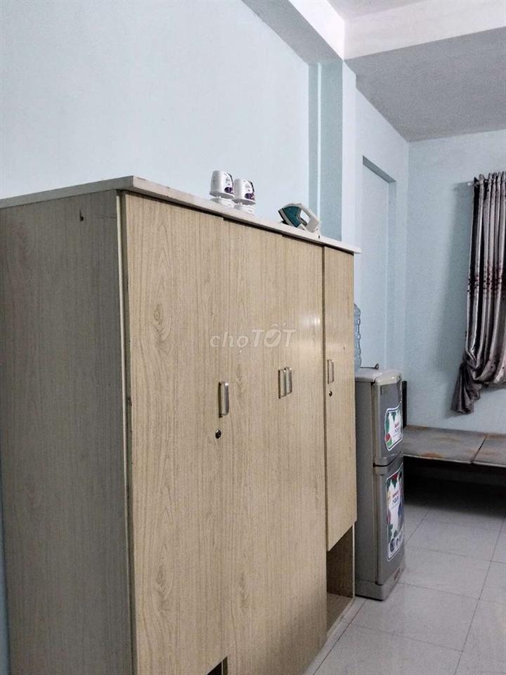 cho thuê phòng nhỏ trên tầng 2, có máy lạnh 