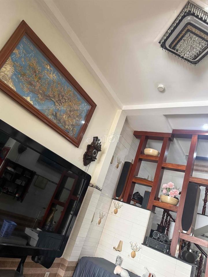 nhà kinh doanh cho thuê 10x25 . trệt 2 lầu