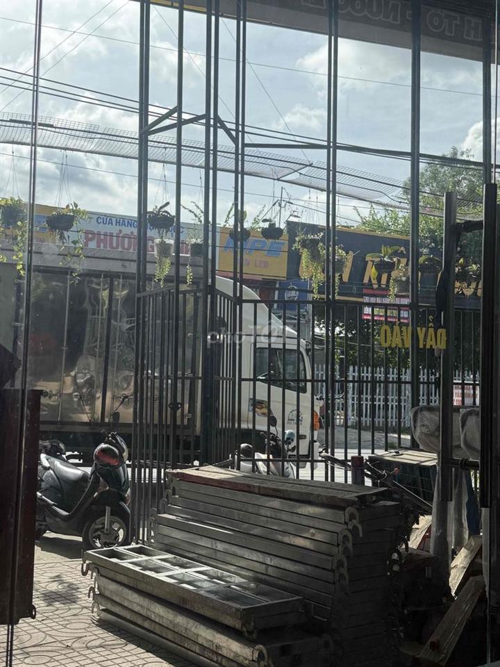 nhà bán . nhà mặt tiền gần đèn xanh đèn đỏ