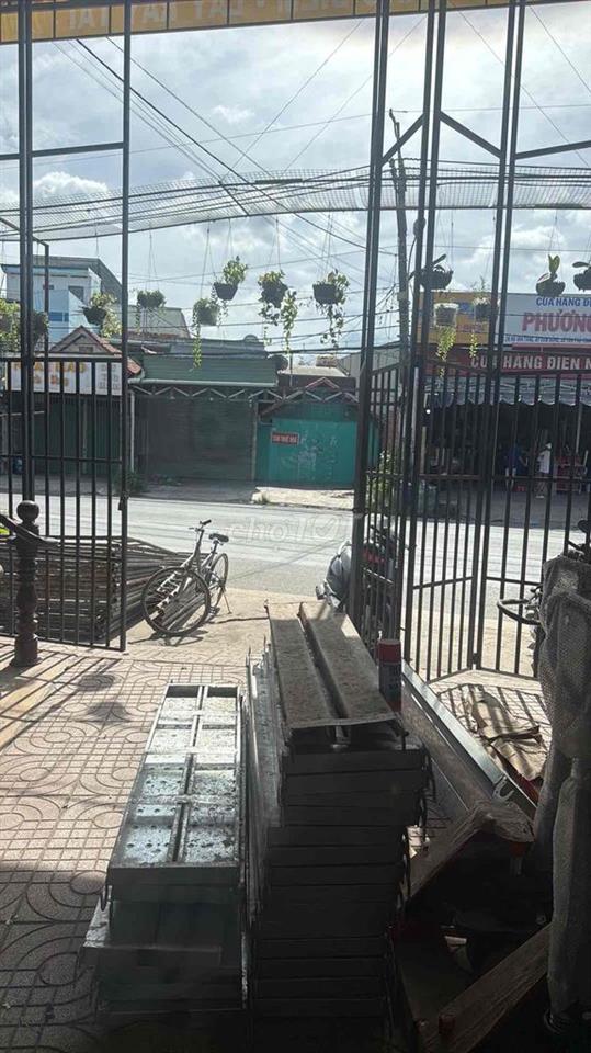 nhà bán . nhà mặt tiền gần đèn xanh đèn đỏ