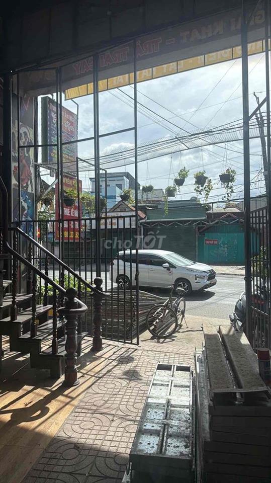 nhà bán . nhà mặt tiền gần đèn xanh đèn đỏ