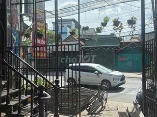 nhà bán . nhà mặt tiền gần đèn xanh đèn đỏ