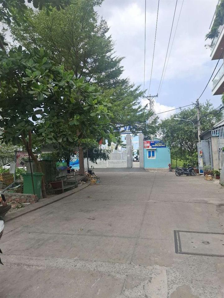 bán nhà 1 trệt 3 lầu mặt tiển đường tl40 ngay cổng trường học