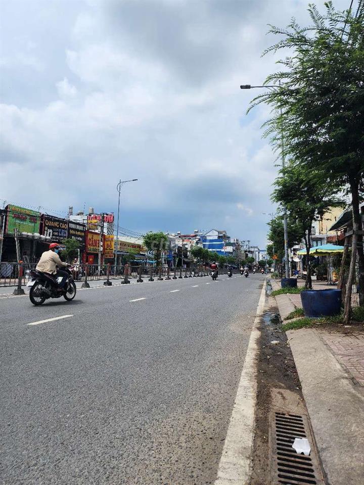 Nhà mặt tiền Tô Ký. 3 tầng. Sàn 196m2. 10 tỷ.