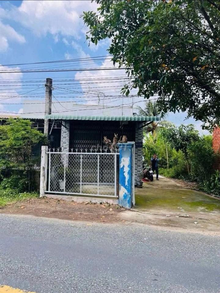 Bán gấp lô đất 306m2 tặng nhà cấp 4 mặt tiền đường nhựa giá 830 triệu