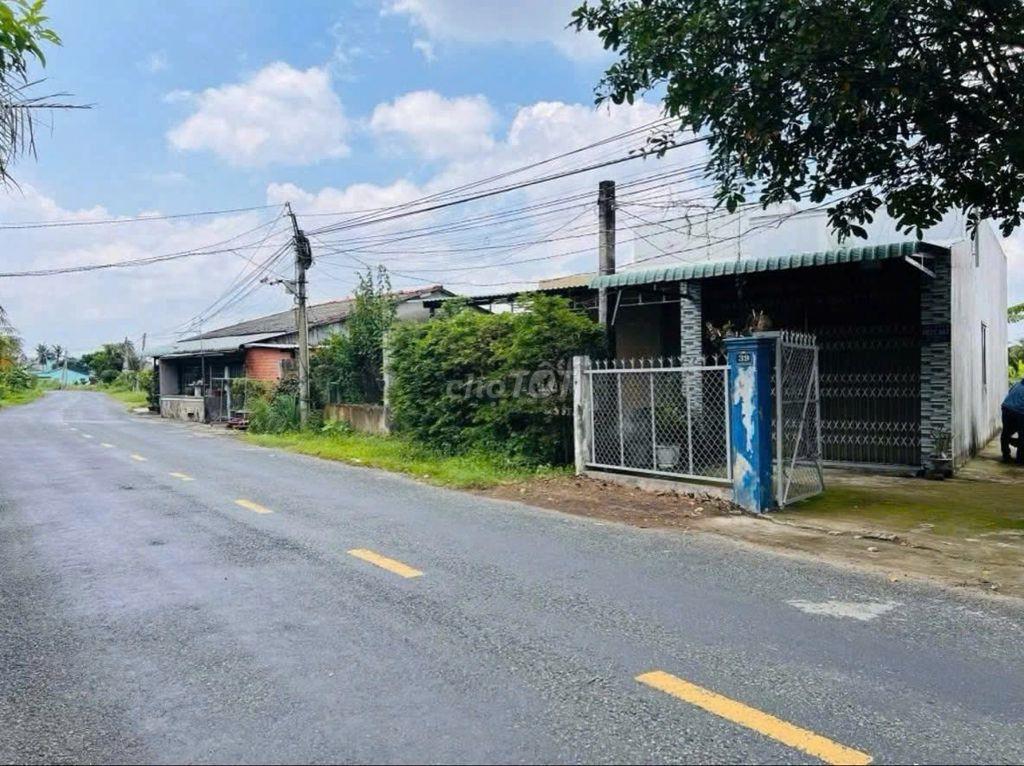 Bán gấp lô đất 306m2 tặng nhà cấp 4 mặt tiền đường nhựa giá 830 triệu