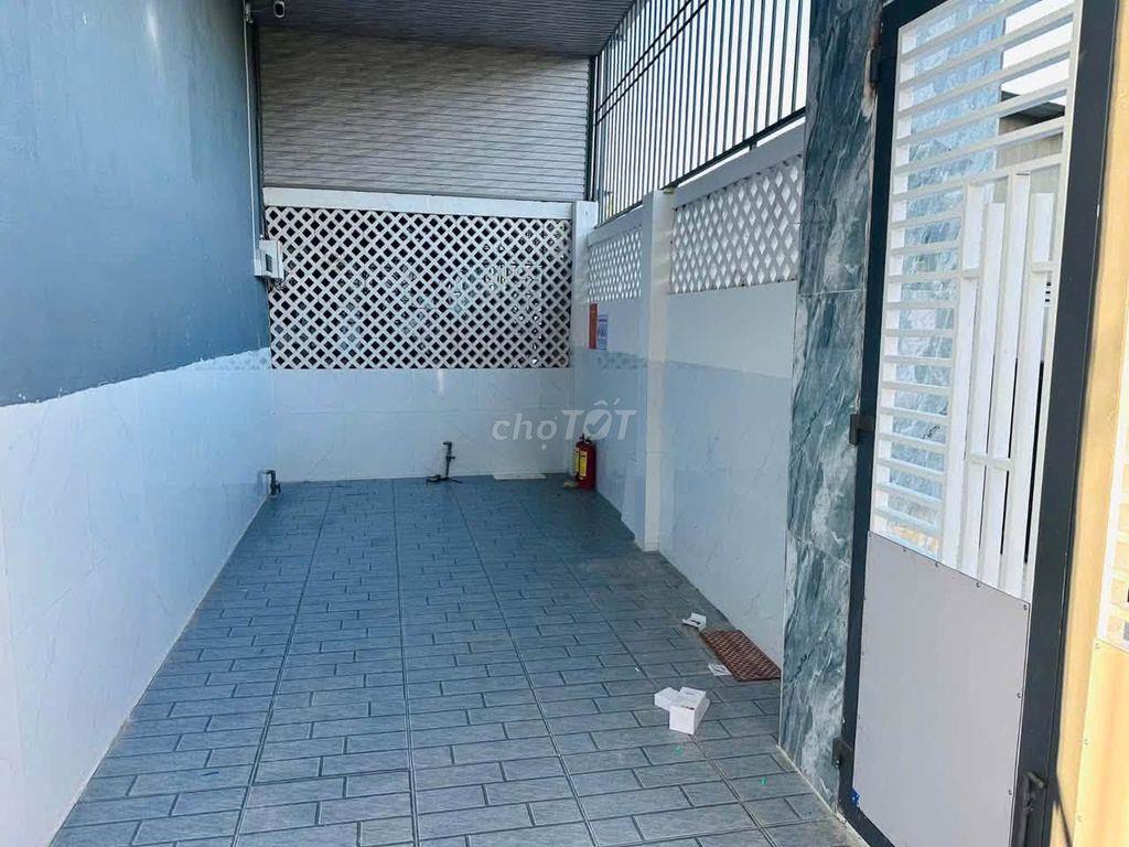 2tỷ4 Bán nhà trọ 12 phòng đường Tân Xuân, gần Bv Hóc Môn (71m2) SHR