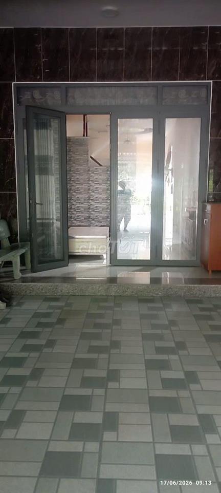Nhà nguyên căn có 4 phòng ngủ, 3 tolet, 1 phòng bếp, một gara để xe 