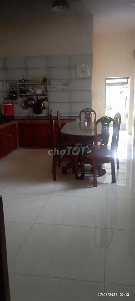 Nhà nguyên căn có 4 phòng ngủ, 3 tolet, 1 phòng bếp, một gara để xe 