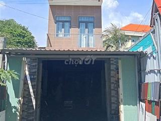 Nhà nguyên căn có 4 phòng ngủ, 3 tolet, 1 phòng bếp, một gara để xe 