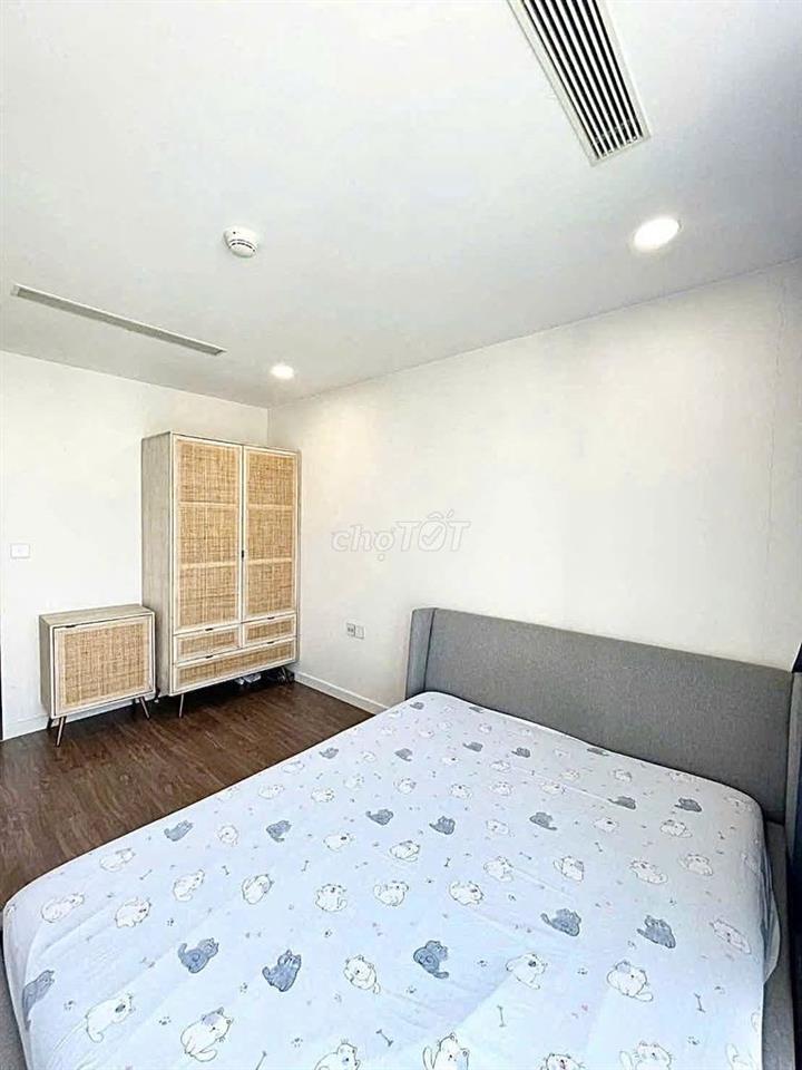 Lê Quang Định/2,2 tỷ góc hồ bơi 53m2/ ở liền SHR/bank 70%/NT mới 