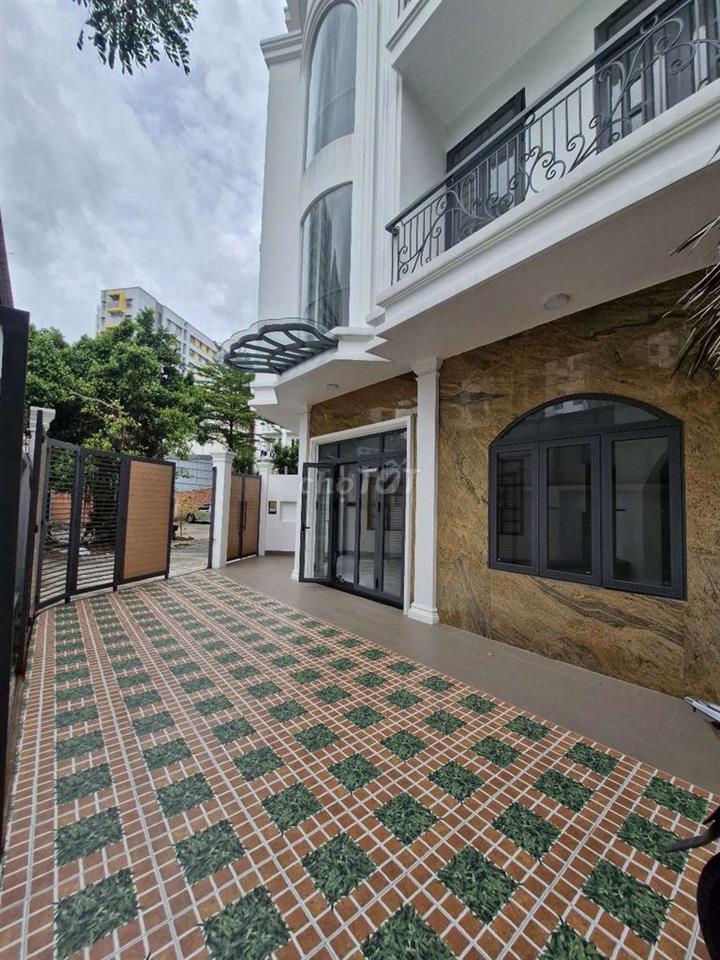 Nhà 2 xe hơi tránh nhau, cập ngay trường Lê Đức Thọ,  dt 215m2, 2l,st