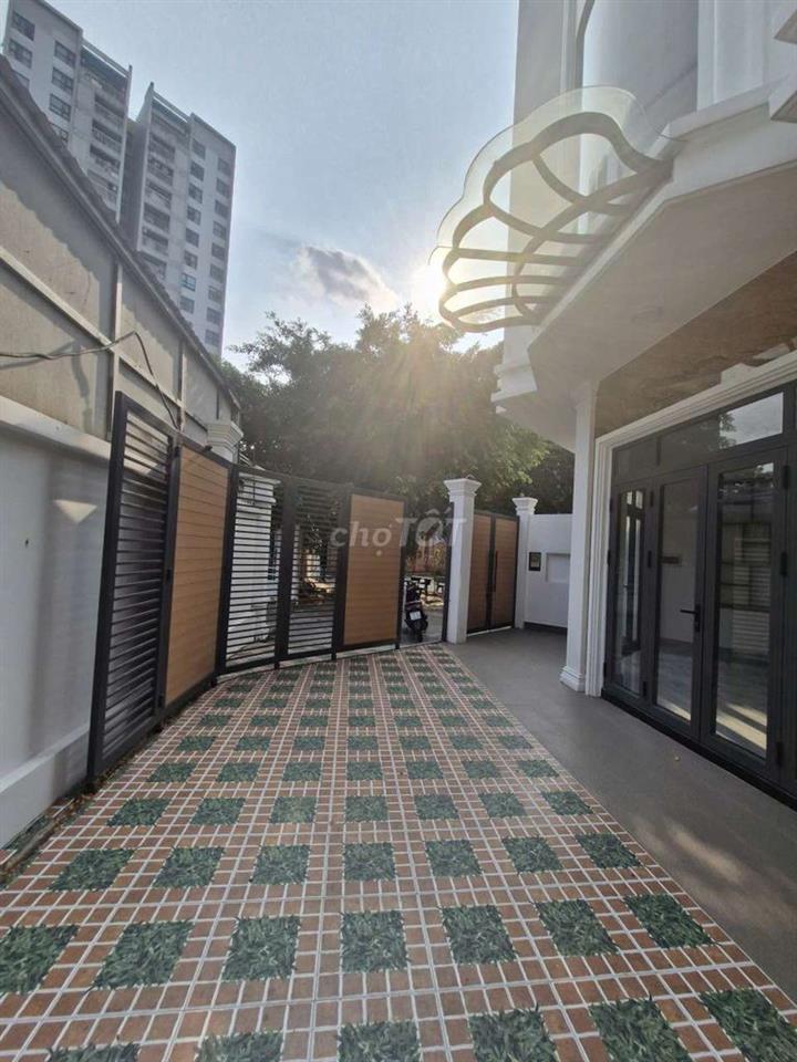 Nhà 2 xe hơi tránh nhau, cập ngay trường Lê Đức Thọ,  dt 215m2, 2l,st