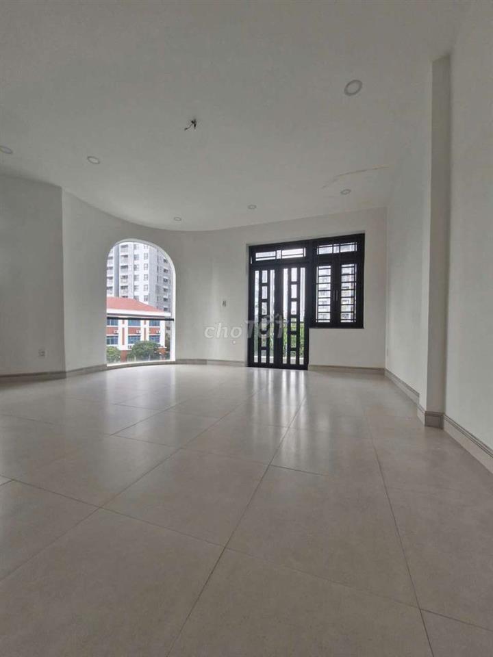 Nhà 2 xe hơi tránh nhau, cập ngay trường Lê Đức Thọ,  dt 215m2, 2l,st