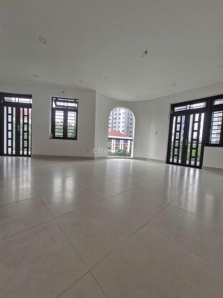Nhà 2 xe hơi tránh nhau, cập ngay trường Lê Đức Thọ,  dt 215m2, 2l,st
