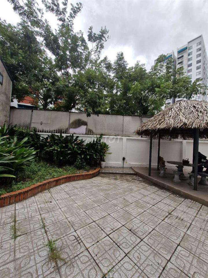 Nhà 2 xe hơi tránh nhau, cập ngay trường Lê Đức Thọ,  dt 215m2, 2l,st