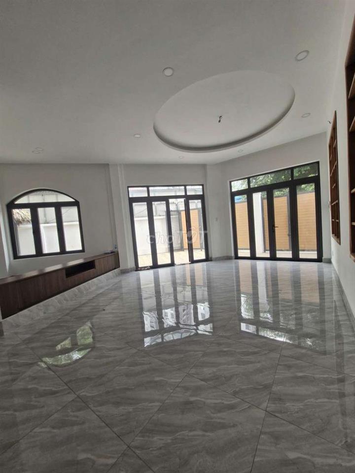 Nhà 2 xe hơi tránh nhau, cập ngay trường Lê Đức Thọ,  dt 215m2, 2l,st