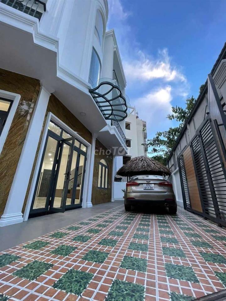 Nhà 2 xe hơi tránh nhau, cập ngay trường Lê Đức Thọ,  dt 215m2, 2l,st