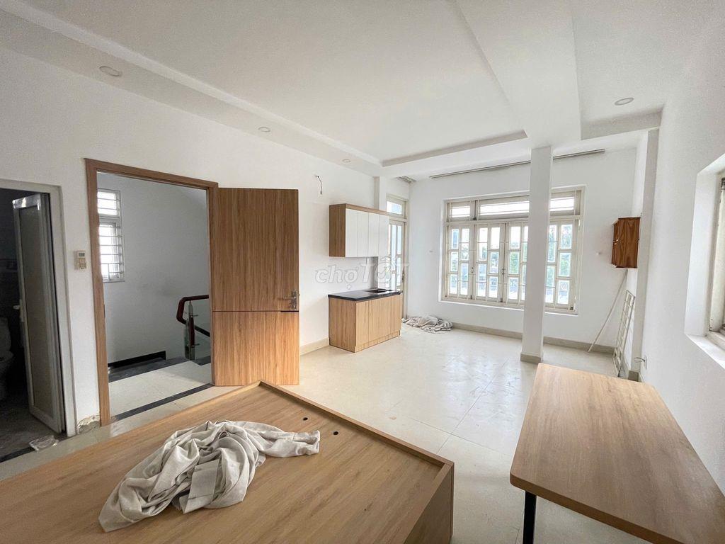 Studio Dương Quảng Hàm, p5, GV ( giáp BT ) đi bộ ra ĐH Văn Lang