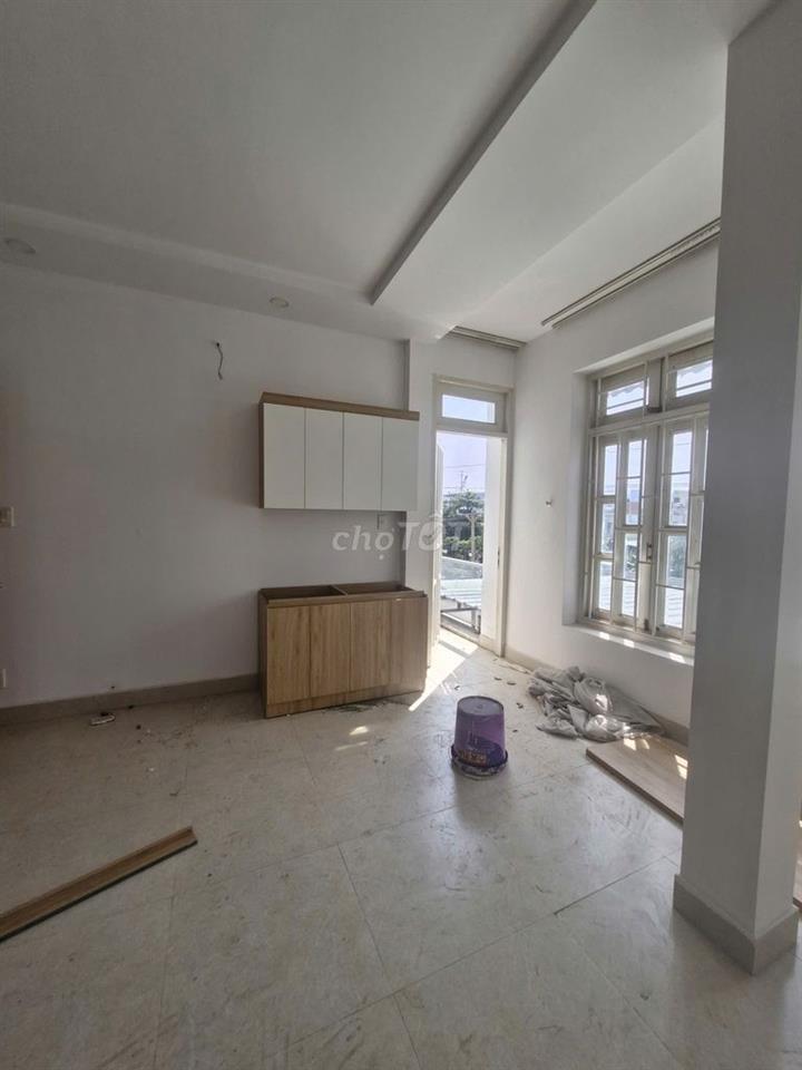 Studio Dương Quảng Hàm, p5, GV ( giáp BT ) đi bộ ra ĐH Văn Lang