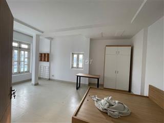Studio Dương Quảng Hàm, p5, GV ( giáp BT ) đi bộ ra ĐH Văn Lang