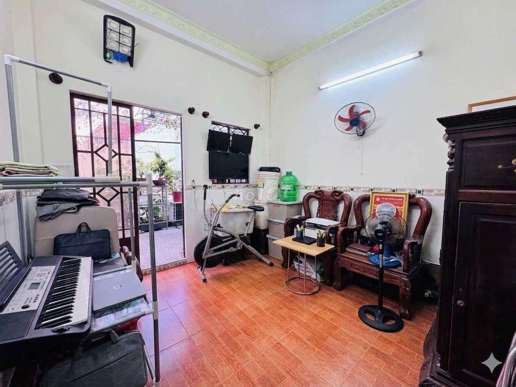 căn nhà 2 lầu diện tích đẹp giá quá hly ace