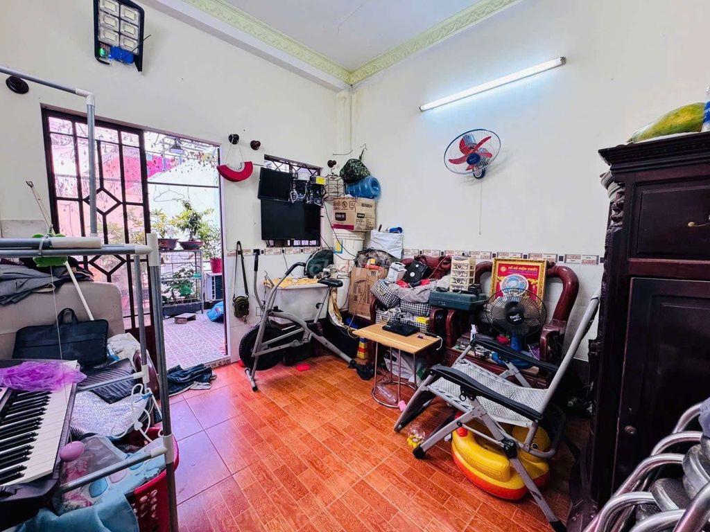 căn nhà 2 lầu diện tích đẹp giá quá hly ace