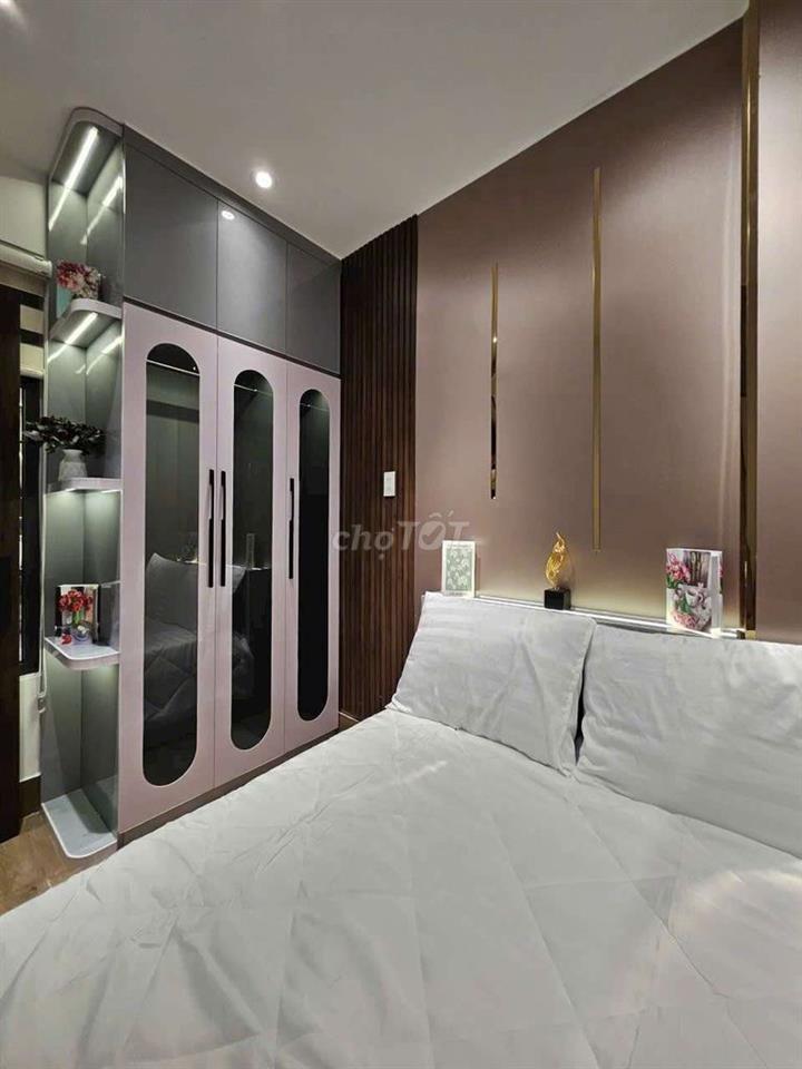 Căn nhà sát mặt tiền và đi rất gần công viên làng hoa