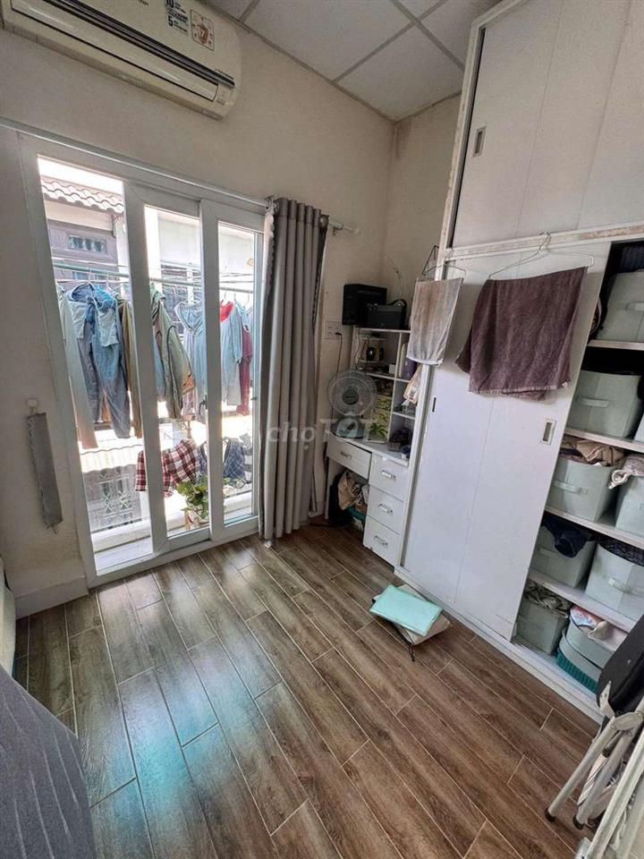 căn nhà nhỏ vị trí đẹp xe hơi tới nha