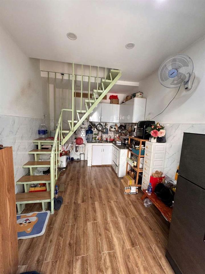 căn nhà nhỏ vị trí đẹp xe hơi tới nha