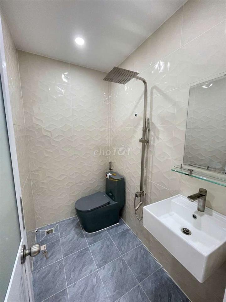 căn nhà hẻm trục thông ngay ngã 5 Quang Trung