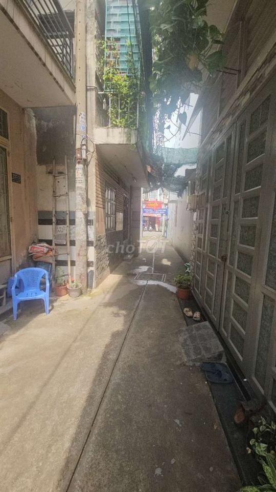 Căn nhà 2 làu sau căn mặt tiền
