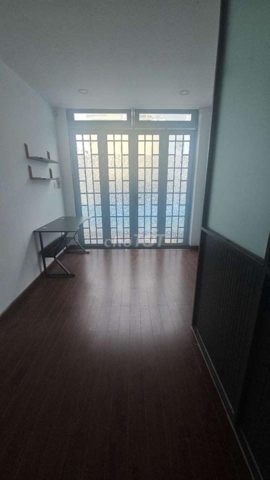 Căn nhà 2 làu sau căn mặt tiền