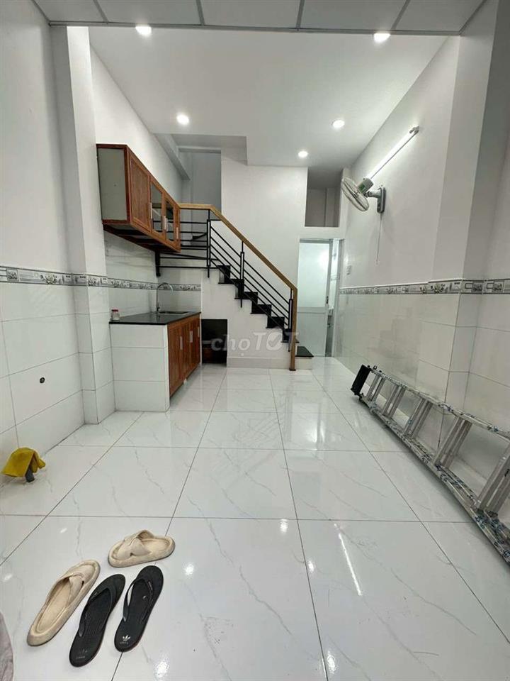 Căn nhà nhỏ hẻm xe hơi còn mới như hình