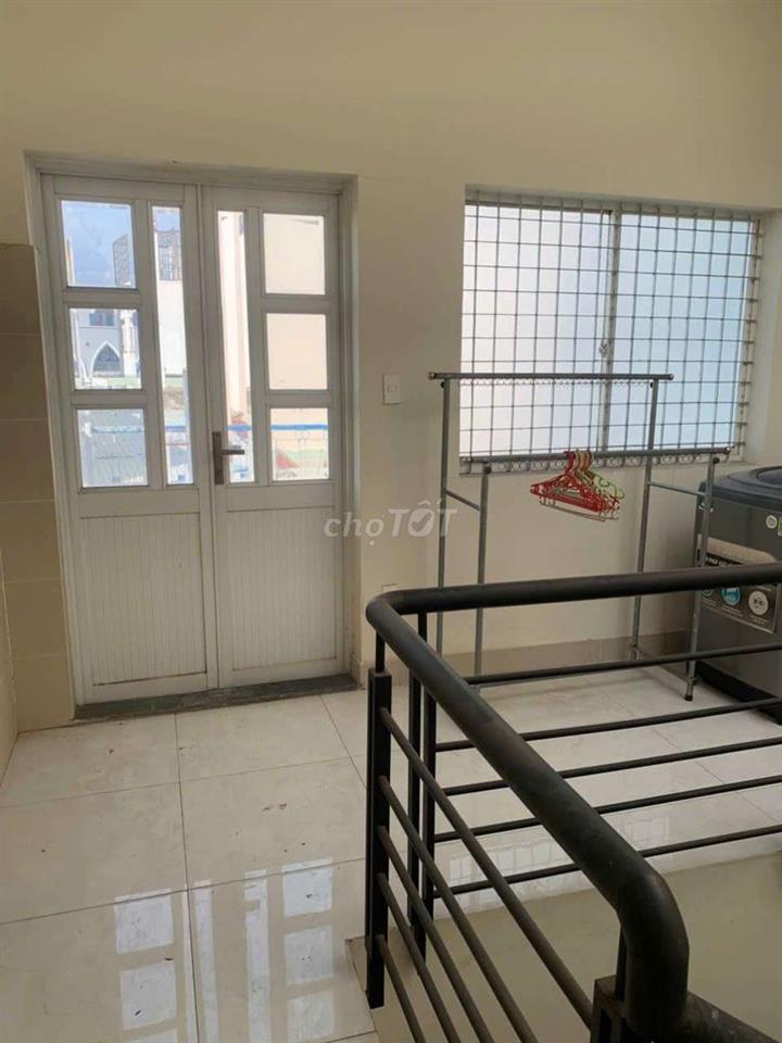 căn nhà 2 lầu vị trí đẹp ra Nguyễn Văn Lượng