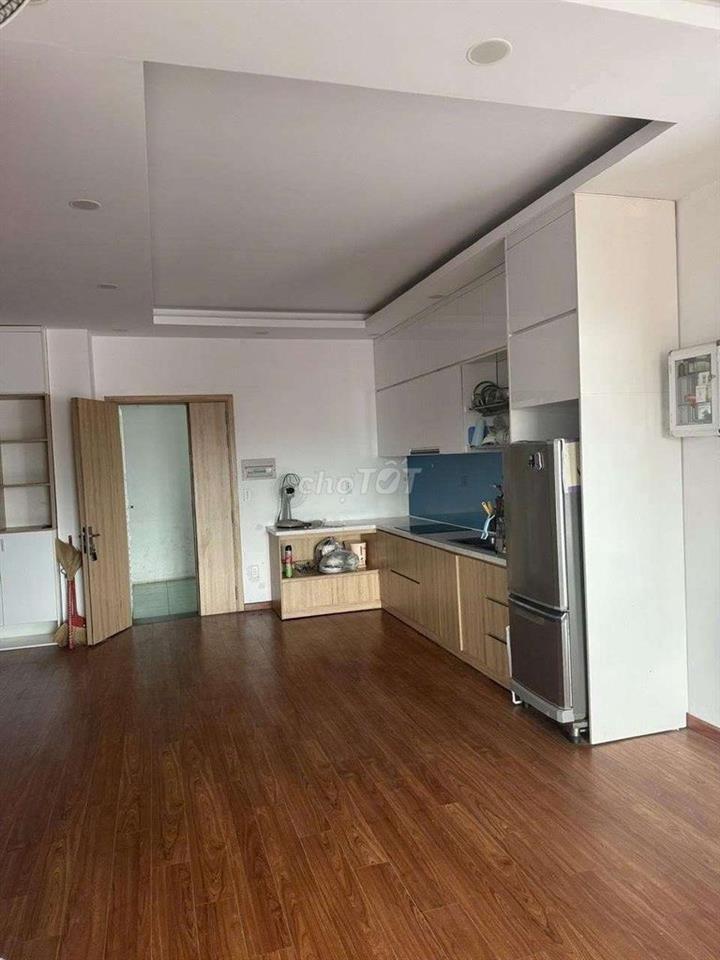 Bán căn giữa cầu thang