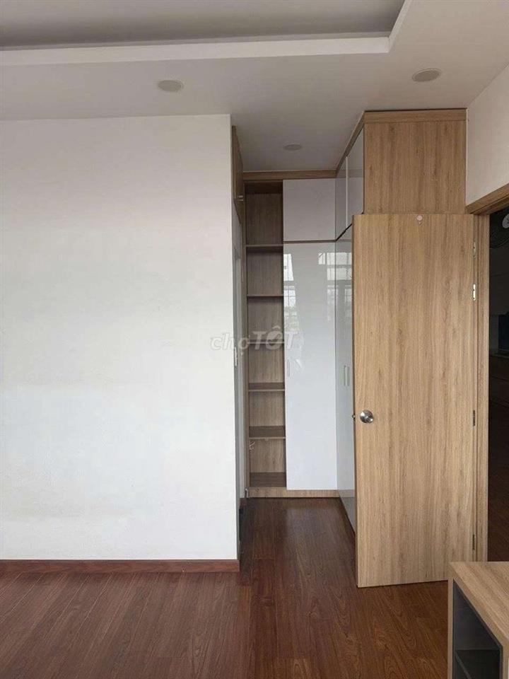 Bán căn giữa cầu thang