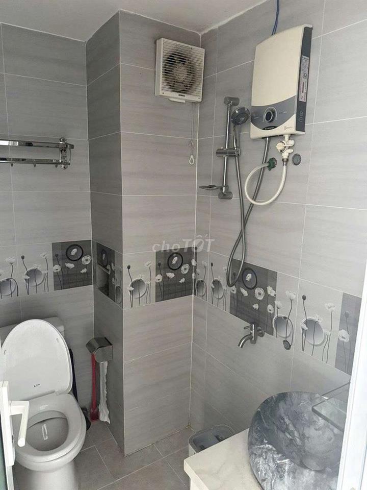 Bán căn giữa cầu thang