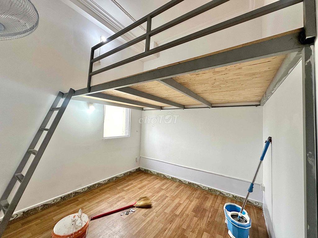 PHÒNG CỬA SỔ TRỜI GÁC CAO KHÔNG ĐỤNG ĐẦU FULL NỘI THẤT HẠT DẺ HSSV