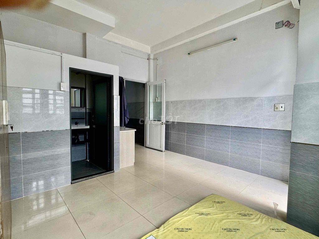 CHO THUÊ PHÒNG BAN CÔNG FULL NỘI THẤT HẠT DẺ THOÁNG NGAY CV LÀNG HOA