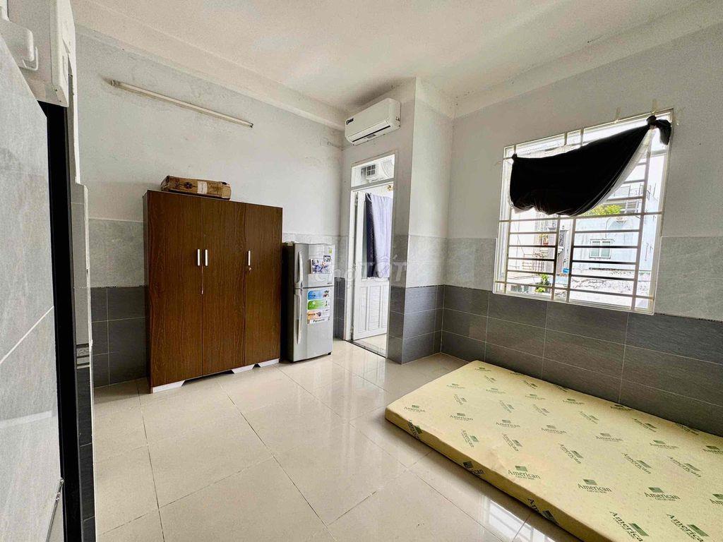 CHO THUÊ PHÒNG BAN CÔNG FULL NỘI THẤT HẠT DẺ THOÁNG NGAY CV LÀNG HOA