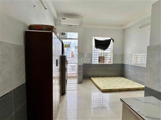 CHO THUÊ PHÒNG BAN CÔNG FULL NỘI THẤT HẠT DẺ THOÁNG NGAY CV LÀNG HOA