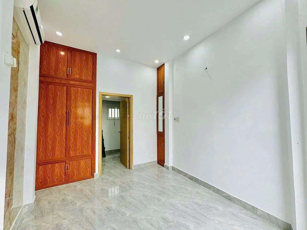 Nhà đẹp trống sẵn gần trung tâm