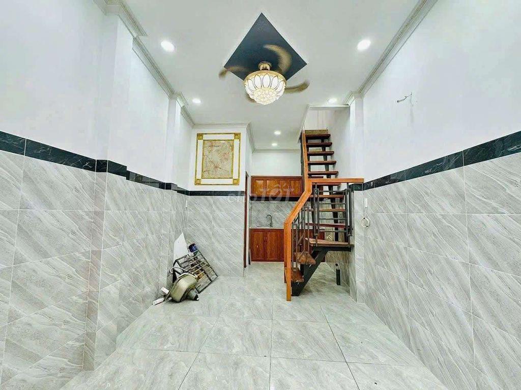 Nhà đẹp trống sẵn gần trung tâm