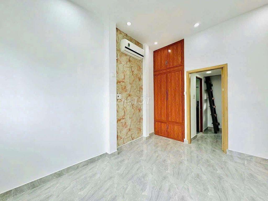 Nhà đẹp trống sẵn gần trung tâm