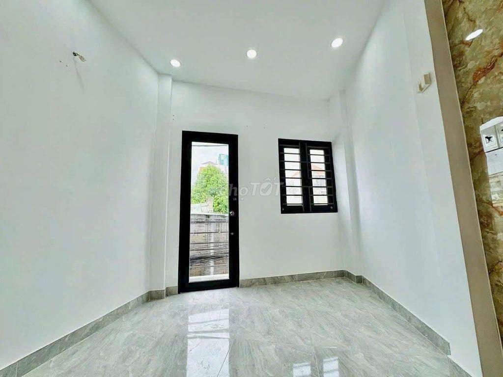Nhà đẹp trống sẵn gần trung tâm