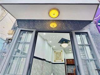 Nhà đẹp trống sẵn gần trung tâm
