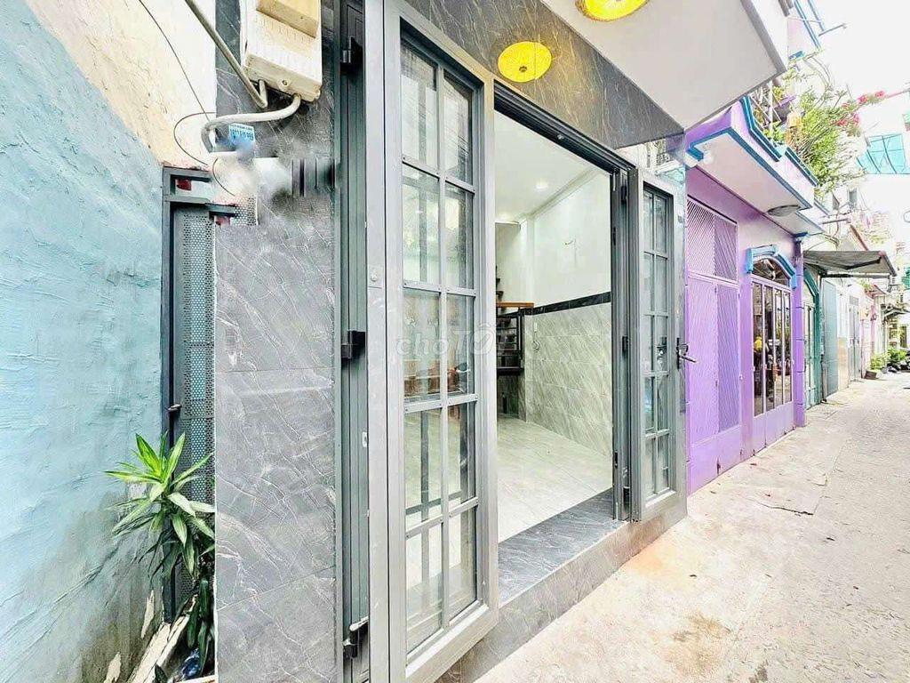 Nhà đẹp trống sẵn gần trung tâm