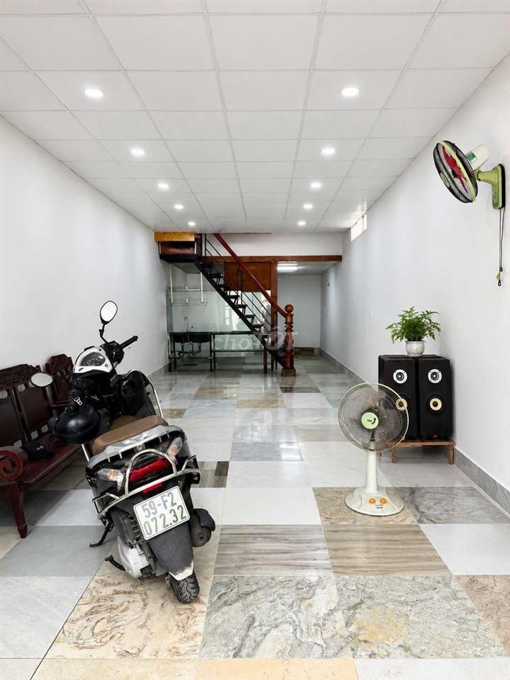 Nhà siêu rộng sát đại học Văn Lang