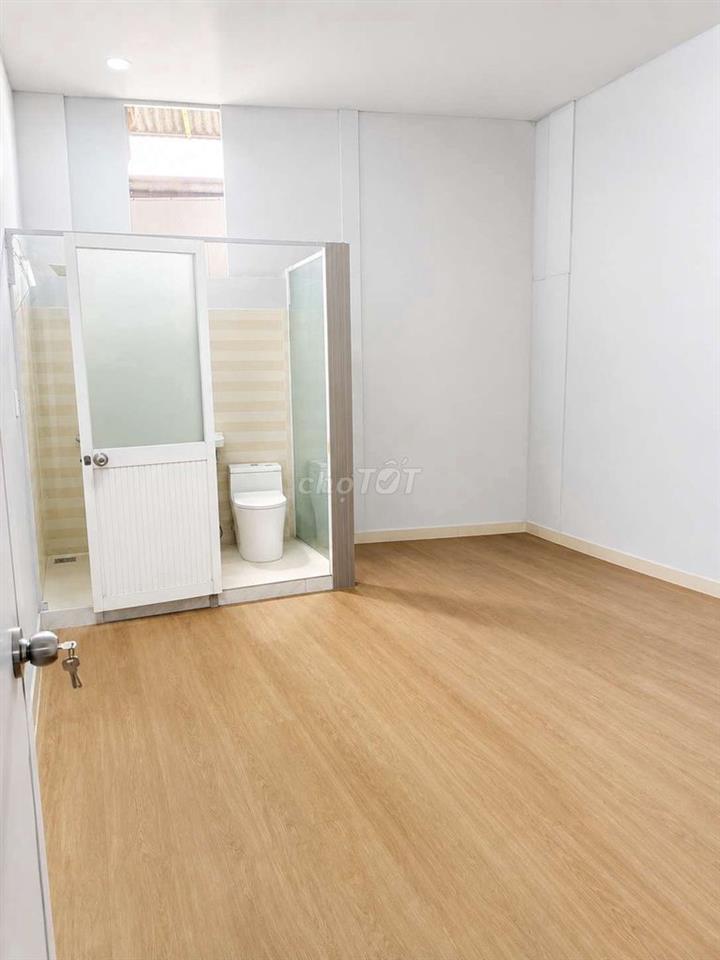 Nhà siêu rộng sát đại học Văn Lang